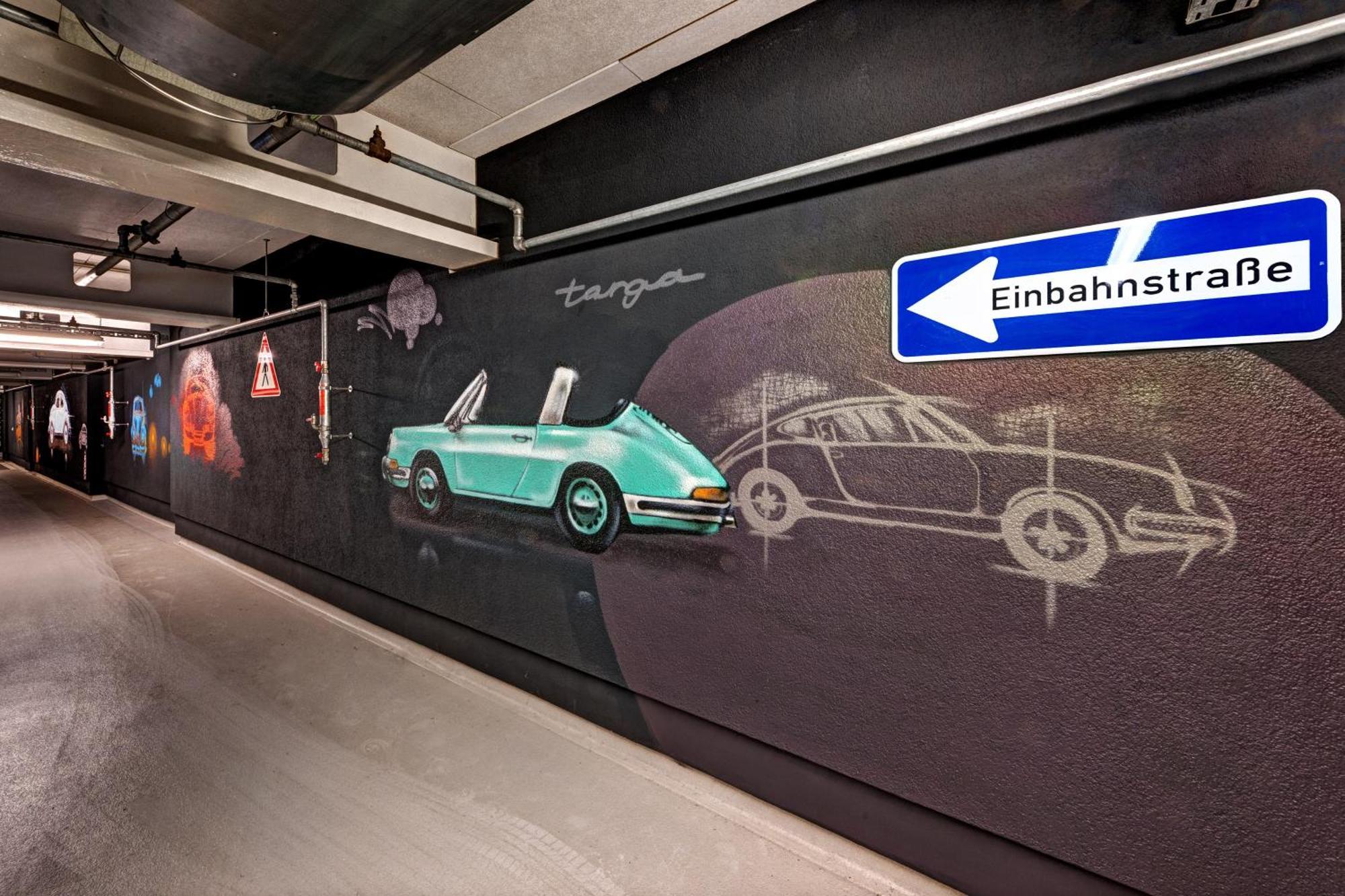힐튼 가든 인 프랑크푸르트 에어포트 호텔 외부 사진 The entrance to the underground parking lot