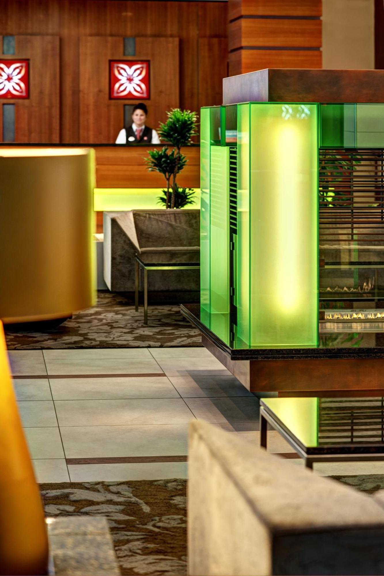 힐튼 가든 인 프랑크푸르트 에어포트 호텔 외부 사진 Reception desk