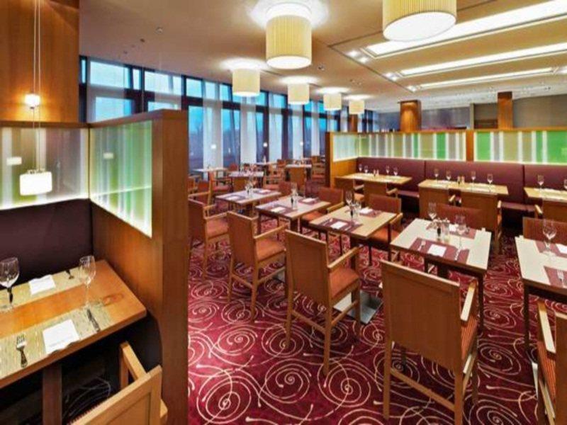 힐튼 가든 인 프랑크푸르트 에어포트 호텔 외부 사진 Interior of a restaurant